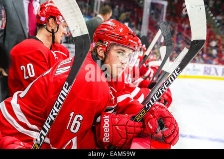 Raleigh, Caroline du Nord, USA. 10 Nov, 2014. Centre des Hurricanes de la Caroline Elias Lindholm (16) au cours de la partie de la LNH entre les Flames de Calgary et les Hurricanes de la Caroline au PNC Arena. Les Hurricanes de la Caroline a vaincu les Flames de Calgary 4-1. © Andy Martin Jr./ZUMA/Alamy Fil Live News Banque D'Images