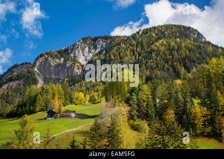 Maison de montagne dans les dolomites près de Santa Maddelena, Val di Funes, Trentin-Haut-Adige, Italie Banque D'Images