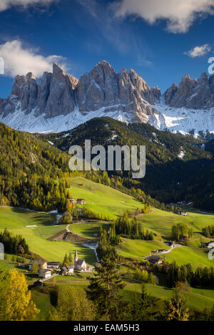 Après-midi d'automne sur le Val di Funes, Santa Maddelena et le Geisler-Spitzen, Dolomites, Trentin-Haut-Adige, Italie Banque D'Images