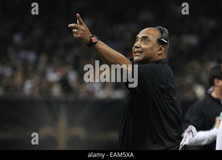 La Nouvelle-Orléans, Louisiane, Etats-Unis. 16 Nov, 2014. Cincinnati Bengals entraîneur en chef Marvin Lewis de points à l'écran tout en jouant contre les New Orleans Saints à la Mercedes-Benz Superdome à La Nouvelle-Orléans, Louisiane. © Dan Anderson/ZUMA/Alamy Fil Live News Banque D'Images