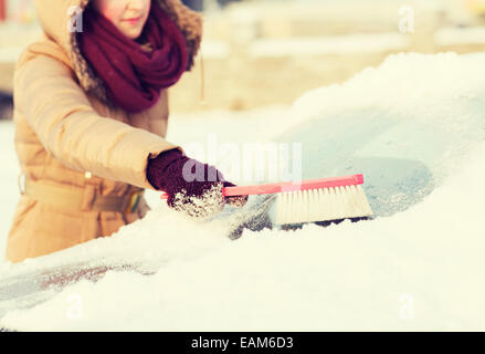 Nettoyage de voiture femme neige fenêtre arrière Banque D'Images