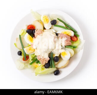 Salade niçoise traditionnelle fraîchement préparés avec du thon, oeuf dur, de pommes de terre, mayo, les haricots, les olives et la laitue. Banque D'Images