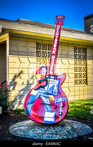 Une grande guitare commémorant l'enregistrement d'Elvis Presley's Heartbreak Hotel au Studio B de RCA sur Music Row à Nashville, TN Banque D'Images