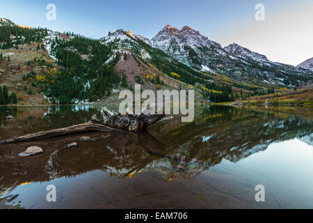 Maroon Bells et son reflet dans le lac avec feuillage d'Automne dans le pic, à Aspen, Colorado Banque D'Images