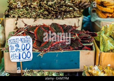 Fruits de mer séchés en vente dans un marché de rue thaïlandais à Bangkok, Thaïlande Banque D'Images