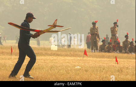 Aero modélisation montrent par CCN cadets sur le terrain de parade de la Brigade à l'occasion de la Journée de la CCN à Kolkata le dimanche 16 novembre 2014 © Bhaskar Mallick/Pacific Press/Alamy Live News Banque D'Images