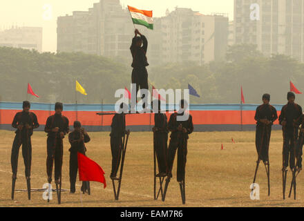 Affichage de la DANSE SUR ÉCHASSES par cadets au terrain de parade de la Brigade à l'occasion de la Journée de la CCN © Bhaskar Mallick/Pacific Press/Alamy Live News Banque D'Images