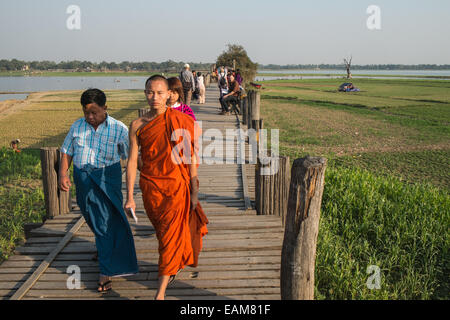 Le coucher du soleil. Traverser le pont en teck U Bein sur le lac Taungthaman, près de Mandalay, Myanmar, Birmanie, Myanmar Banque D'Images