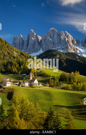 Après-midi d'automne sur le Val di Funes, Santa Maddelena et le Geisler-Spitzen, Dolomites, Trentin-Haut-Adige, Italie Banque D'Images