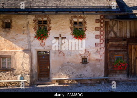 Entrée principale de la maison à Santa Maddelena, Val di Funes, Trentin-Haut-Adige, Italie Banque D'Images