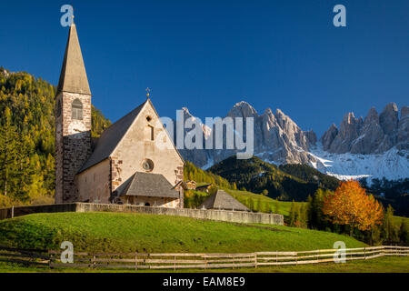 Santa Maddelena Geisler Spitzen ci-dessous dans les Dolomites, Val di Funes, Trentin-Haut-Adige, Italie Banque D'Images