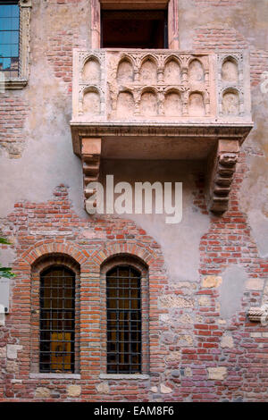 Balcon en façade de Cassa Giullieta de Roméo et Juliette (FAME), Vérone, Vénétie, Italie Banque D'Images