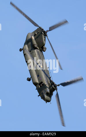 Le Boeing Chinook HC.2 est un hélicoptère à rotor tandem exploité par la Royal Air Force, RAF. Une série de variantes basées sur l'hélicoptère US CH47 Banque D'Images