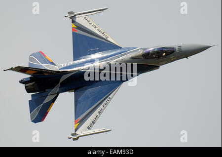Le F-16 Solo Display Team de la Force Aérienne Belge est basée à la base aérienne de Florennes. Lockheed F-16M Fighting Falcon jet volant à airshow Banque D'Images