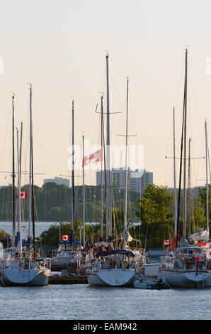 Yachts et bateaux à Toronto avant l'eau Banque D'Images