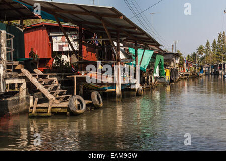 Des taudis d'un petit village au bord d'un canal dans la campagne thaïlandaise de Ratchaburi en Thaïlande, district Banque D'Images