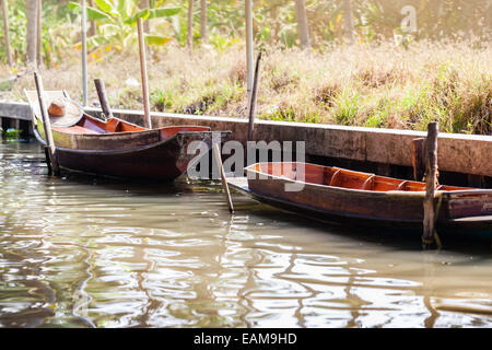 Deux petits bateaux en bois thaïlandaise amarré dans un canal à la campagne Banque D'Images