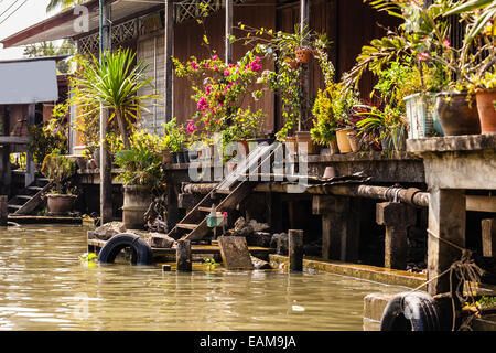 Taudis au bord de la rivière dans un petit village thaïlandais dans la campagne Banque D'Images