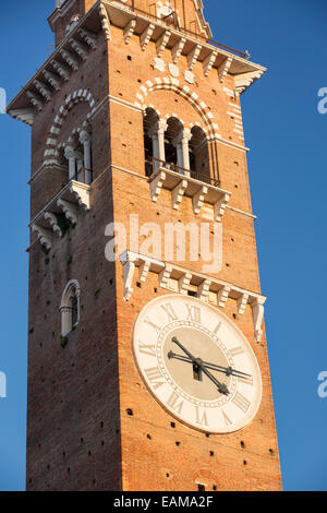 Détail sur la Tour Lamberti dans Piazza delle Erbe, Vérone, Vénétie, Italie Banque D'Images