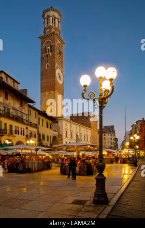 Twilight in Piazza delle Erbe, Vérone, Vénétie, Italie Banque D'Images