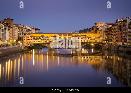 Le crépuscule sur la ville historique Ponte Vecchio et l'Arno, Florence, Toscane, Italie Banque D'Images