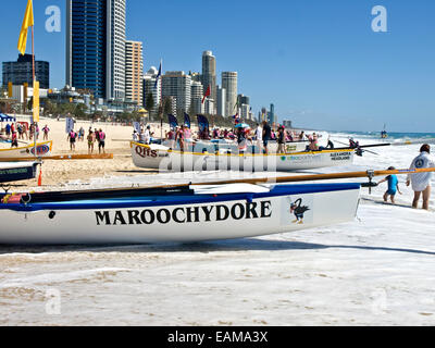 L'Australie : Surfboats alignés sur la plage au carnaval surfboat, Surfers Paradise, Gold Coast, Queensland Banque D'Images