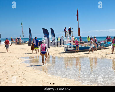 L'Australie : Surfboats alignés sur la plage au carnaval surfboat, Surfers Paradise, Gold Coast, Queensland Banque D'Images