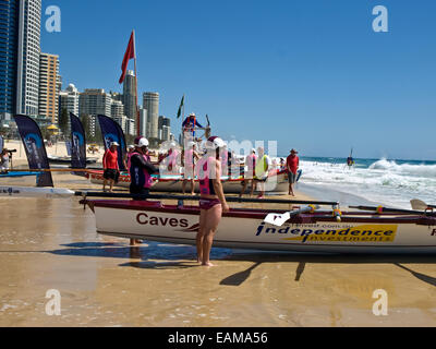 L'Australie : Surfboats alignés sur la plage au carnaval surfboat, Surfers Paradise, Gold Coast, Queensland Banque D'Images