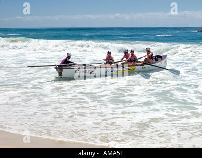 L'Australie : L'équipage obtiennent leurs surfboat en cours au début de surfboat race, Surfers Paradise, Gold Coast, Queensland Banque D'Images