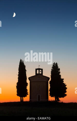 Crépuscule sur le minuscule Cappella di Vitaleta près de San Quirico d'Orcia, Toscane, Italie Banque D'Images