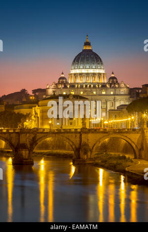 Crépuscule sur la rivière Tibor et le dôme de San Pietro, Vatican, Rome, Latium, Italie Banque D'Images