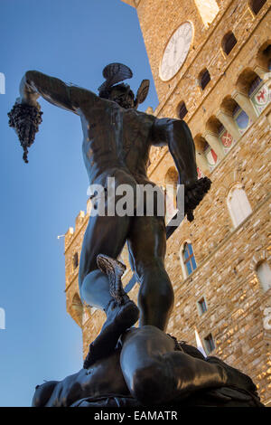 La sculpture de Cellini de Persée tuant Medussa sur la Piazza della Signoria, Florence, Toscane, Italie Banque D'Images