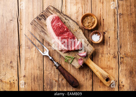 Matières de la viande fraîche de boeuf premium d'Amérique du Sud New York steak Faux-filet sur fond de bois Banque D'Images