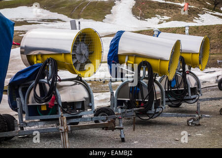 La souffleuse à neige artificielle machines utilisées pour la préparation du ski en Autriche Banque D'Images