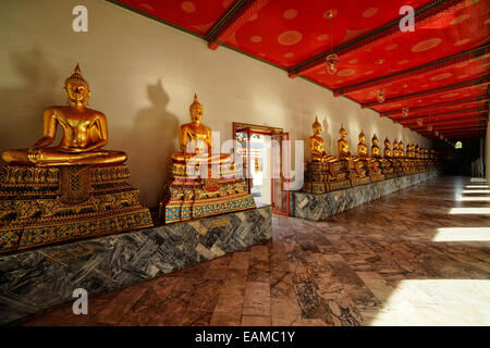 Les bouddhas au temple de Wat Pho à Bangkok, Thaïlande. Banque D'Images