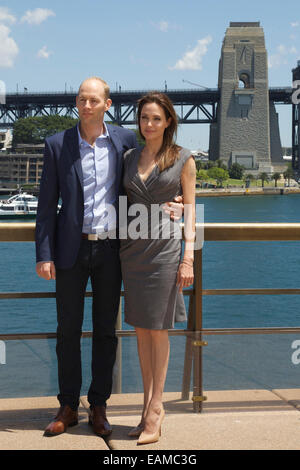 L'Opéra de Sydney, Sydney, NSW, Australie. Angelina Jolie, le producteur et réalisateur du film "Unbroken" et Geoff Evans (soldat australien sur l'ambassadeur et l'acteur dans le film) assister à une photo en face de la Sydney Harbour Bridge pour promouvoir son nouveau film. Crédit : Copyright 2014 Richard Milnes/Alamy Live News Banque D'Images