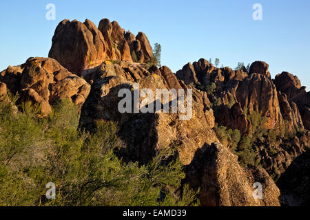 CA02411-00...CALIFORNIE - Crags et flèches le long du sentier des Sommets dans le Parc National de pinacles. Banque D'Images