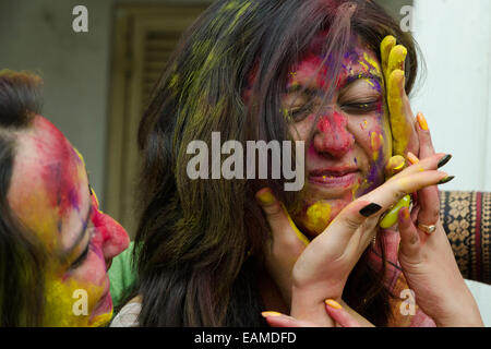 Les amis de célébrer Holi festival, Kolkata, Bengale occidental, Inde Banque D'Images