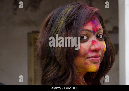 Close-up portrait d'une femme indienne célébrant Holi, Kolkata, Bengale occidental, Inde. Banque D'Images