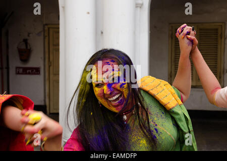 Femme célébrer holi festival, Kolkata, West Bengal, India Banque D'Images