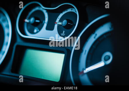 Détail d'un tableau de bord de voiture moderne avec différentes jauges Banque D'Images