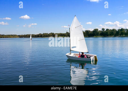 Petit bateau blanc de la voile sur le lac sur une belle journée ensoleillée Banque D'Images