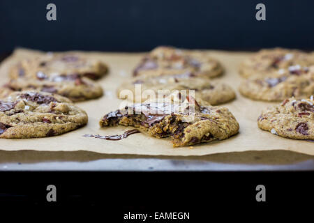 Gooey cookies aux pépites de chocolat avec le sel et les pacanes, de Banque D'Images