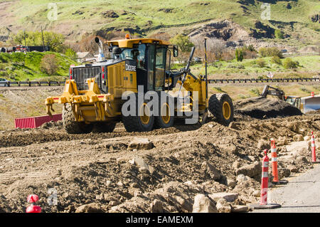 L'équipement de construction travaillant à proximité de la Sam Hill Memorial Bridge. Wasco Comté (Oregon) Banque D'Images