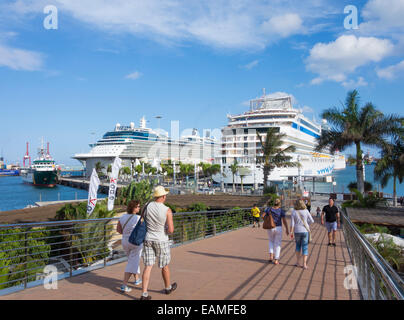 Voir des navires de croisière dans le port de Las Palmas à partir de centre commercial voisin. Gran Canaria, Îles Canaries, Espagne Banque D'Images