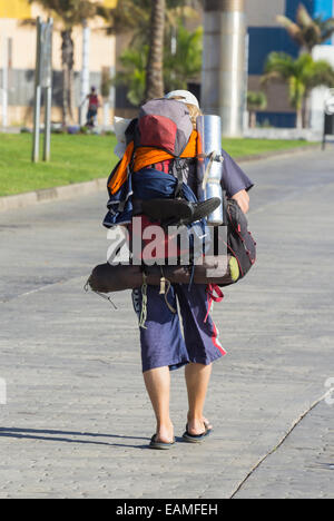 Jeune homme avec un grand sac à dos transportant du matériel de camping en Espagne Banque D'Images