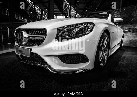 BERLIN - 18 juillet 2014 : Exposition. Mercedes-Benz S 500 Coupé (C217). La nouvelle voiture de luxe (depuis 2014). Noir et blanc. Banque D'Images