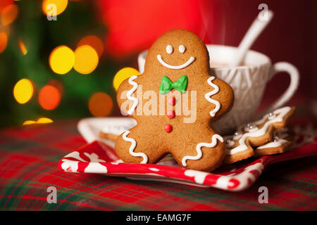 Gingerbread Man et boisson chaude Banque D'Images