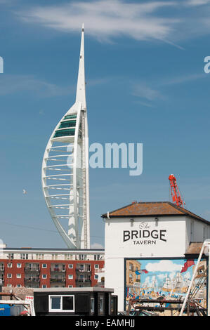 Tour Spinnaker ( 170 M ) (560 ft ) monter au-dessus des appartements et le pont taverne. Portsmouth, Hampshire, England UK Banque D'Images