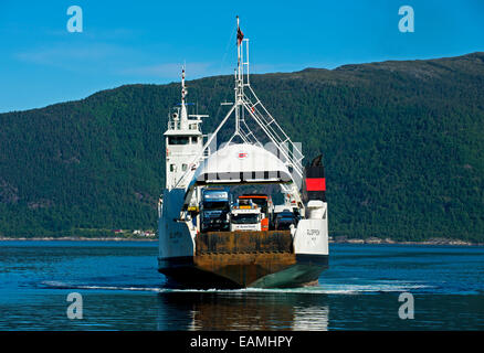 Espèce de ferry traversant le Sognefjord entre Sarre et Oppedal, Norvège Banque D'Images